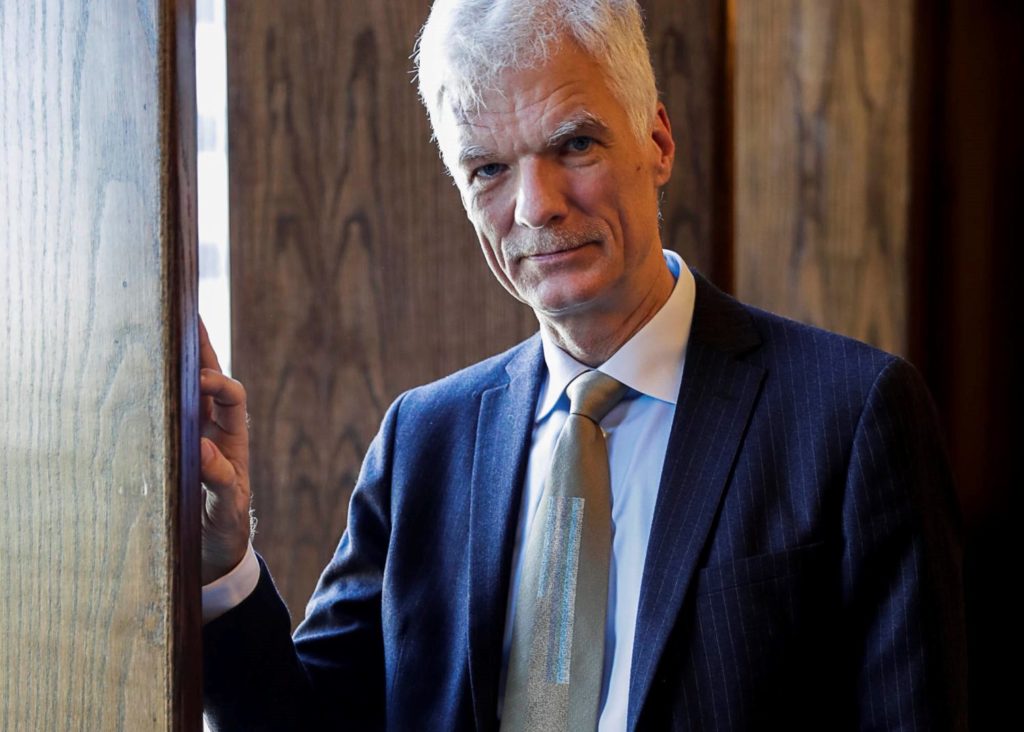 Man sieht Andreas Schleicher an einen Türrahmen gelehnt: Er spricht sich für mehr Flexibilität von Schulplänen aus.