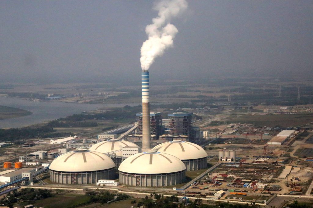 Dieses von China mitfinanzierte Kohlekraftwerk in Patuakhali, Bangladesch, wurde im März in Betrieb genommen. Auch neue Bauprojekte werden noch gestartet - entgegen Xis Versprechen bei der UN, Kohle nicht weiter zu finanzieren.