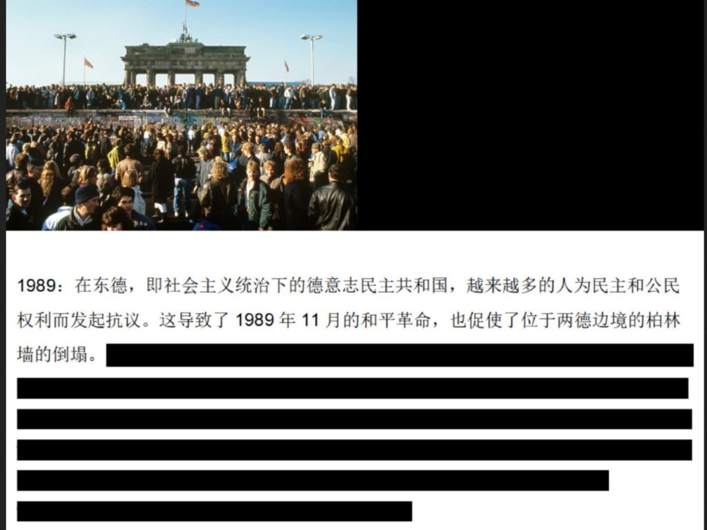 Man sieht den Weibo-Post der Deutschen Botschaft in Peking: Links oben ist das Brandenburger Tor zu sehen, daneben ein schwarzes Bild. Darunter einige Zeilen, weitere Zeilen sind geschwärzt. 