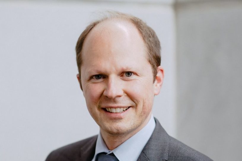 Man sieht den Forscher Ulrich Trautwein, er spricht im Interview über den IQB-Bildungsbericht und Viertklässler