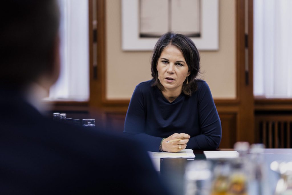 Bundesaußenministerin Annalena Baerbock im Gespräch mit ihrem estnischen Amtskollegen Urmas Reinsalu. Sie fordert einen Wandel in der deutschen China-Politik