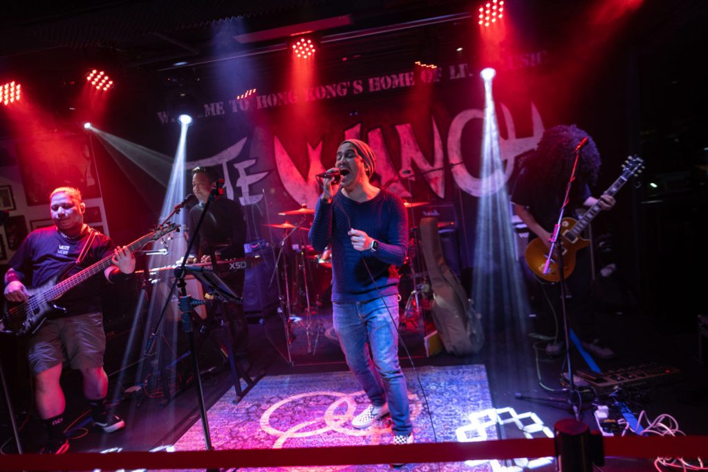 Eine Band tritt in der Hongkonger Bar The Wanch auf