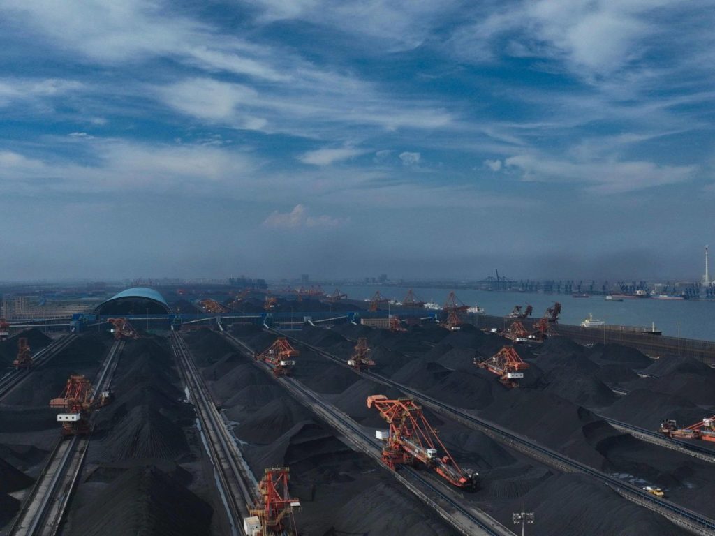 Kohleförderung in China. Kohleverschiffung im Hafen von Tangshan