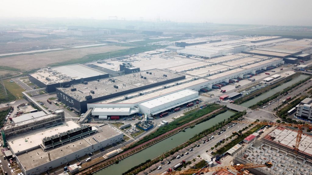 Teslas Gigafactory in Shanghai: Tesla senkt die Preise für zwei seiner Modelle in China.