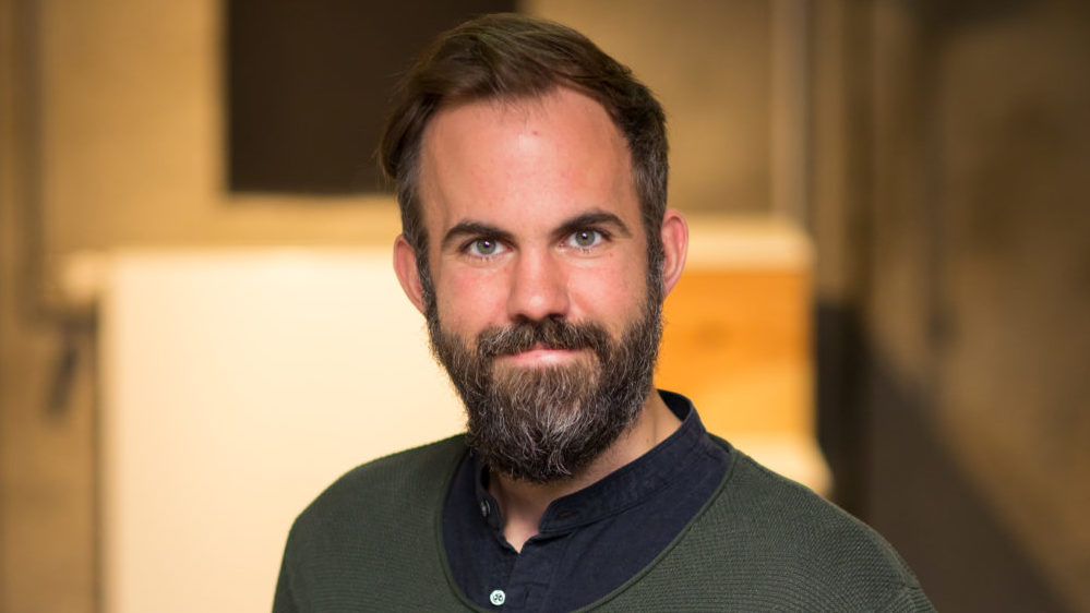 Man sieht Kolja Brandtstedt im Profil, er unterstützt Schulen bei der Digitalisierung