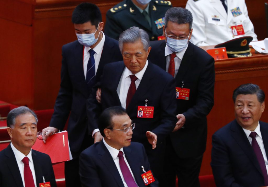 Hu Jintao wird von zwei Männern aus dem Saal geführt