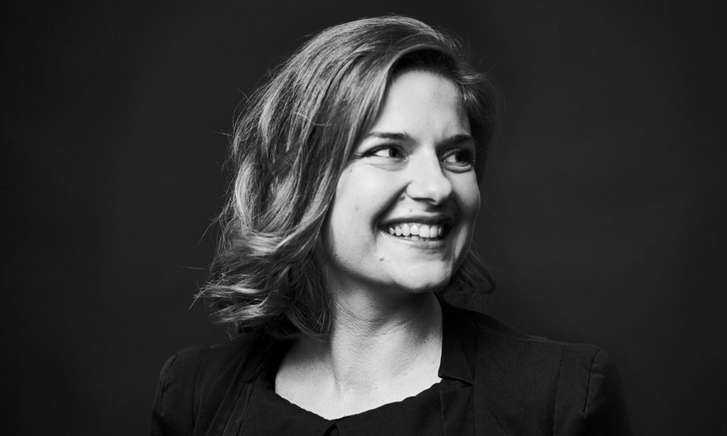 Man sieht Jennifer Nicolay in einem schwarz weiß Foto: Die Azubi Digital Akademie möchte Azubis den Einstieg in die IT-Branche erleichtern.