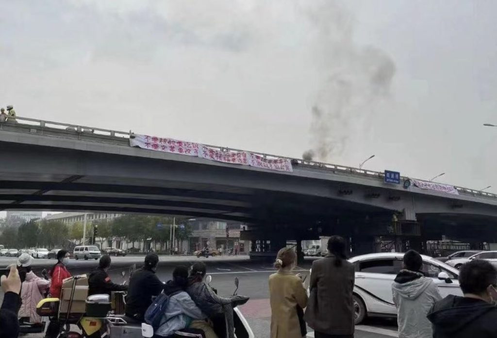 Das Protest-Banner in Peking sorgte führ Aufruhr bei der chinesischen Polizei. 