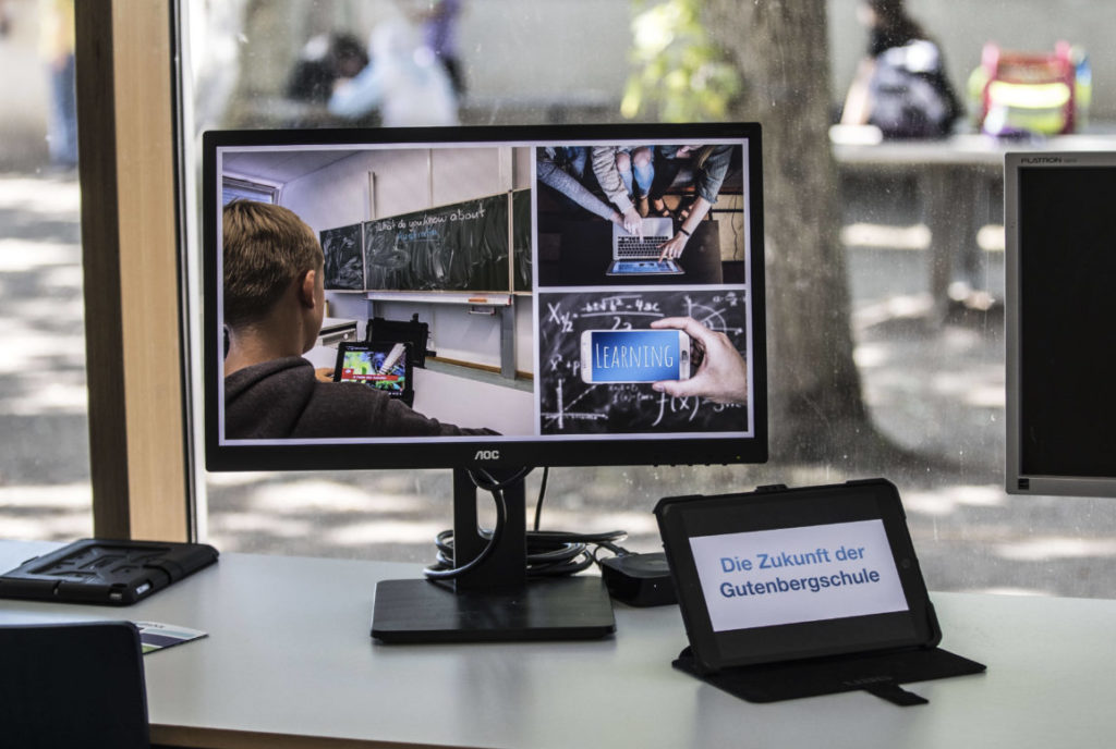 Man sieht einen Bildschirm auf einem Schreibtisch: EdTech-Summit Startups