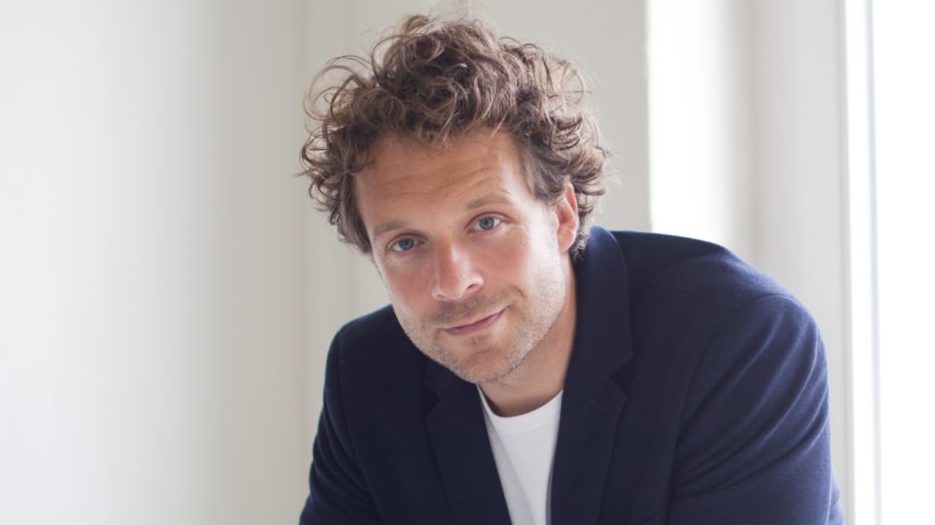 Man sieht Stephan Bayer, er geht von Lernvideos zur Lobby