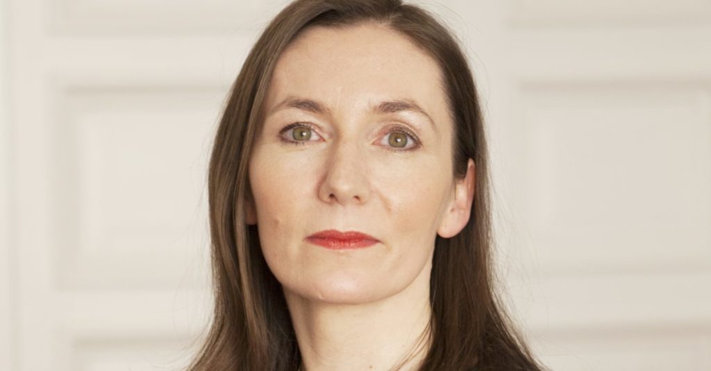 Porträtfoto von Claudia Major, Sicherheitsexpertin bei der SWP, vor einem hellen Hintergrund. 