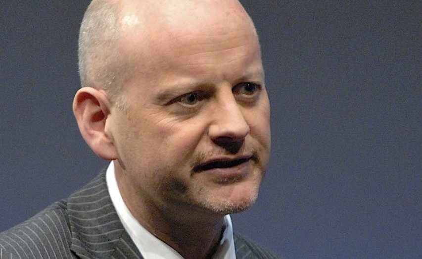 Seitliches Porträtfoto von Stephan Bierling. Er kritisiert die Sicherheitspolitik in Deutschland. 