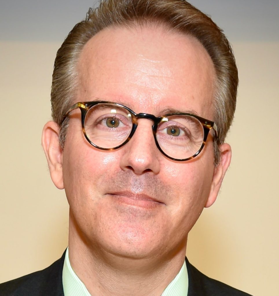 Porträtfoto von Heiko Borchert mit Anzug und brauner Brille. Im Standpunkt schreibt er über das Rüstungsexportkontrollgesetz der Bundesregierung. 