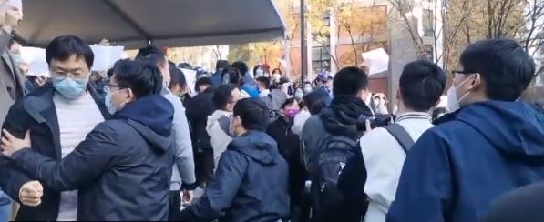 An der Tsinghua-Universität hielten Studenten weiße Blätter hoch, es kam zu Rangeleien mit der Campus-Security