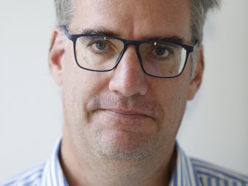 Porträtfoto von Ulf Laessing mit Brille und blau-weißem Hemd. 