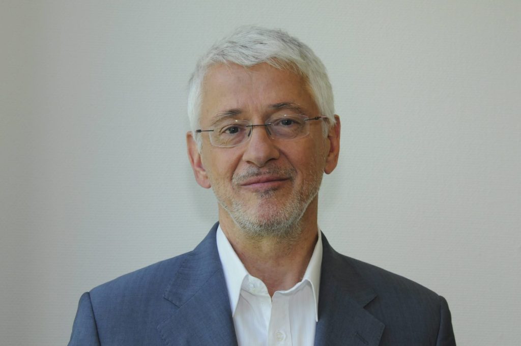 Porträtfoto von Ulrich Sollmann im Anzug. 
