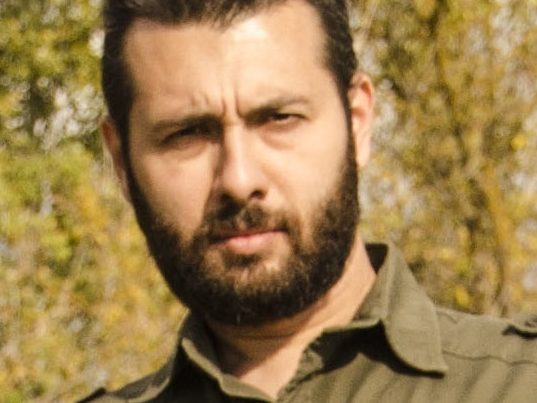 Porträtfoto von Yigal Levon in grünem Hemd vor Bäumen. Er ist ein isrealischer MIlitäranalyst und beobachtet den Krieg in der Ukraine