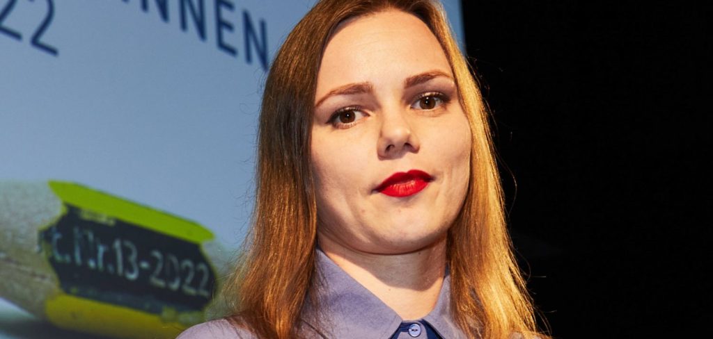 Porträtfoto von Anna Babinets, sie blickt leicht nach unten in die Kamera. 