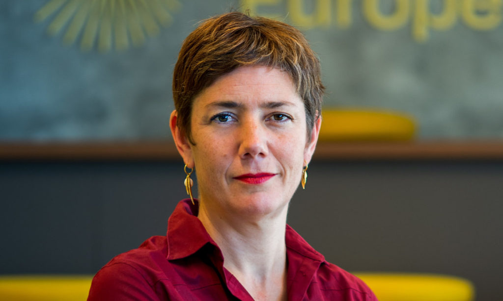 Porträtfoto von Walburga Hemetsberger (SolarPower Europe) mit einem roten Oberteil. 