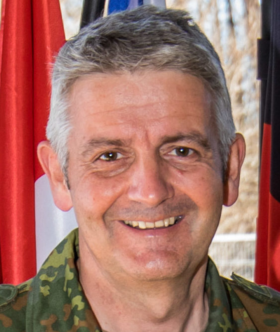 Porträtfoto von Generalleutnant Alexander Sollfrank, Leiter des JSEC der Nato, vor Flaggen. 