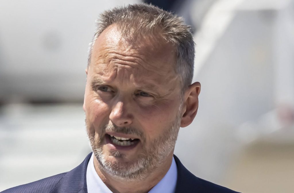 FCAS: Porträtfoto von Michael Schöllhorn (Airbus) mit Anzug. 