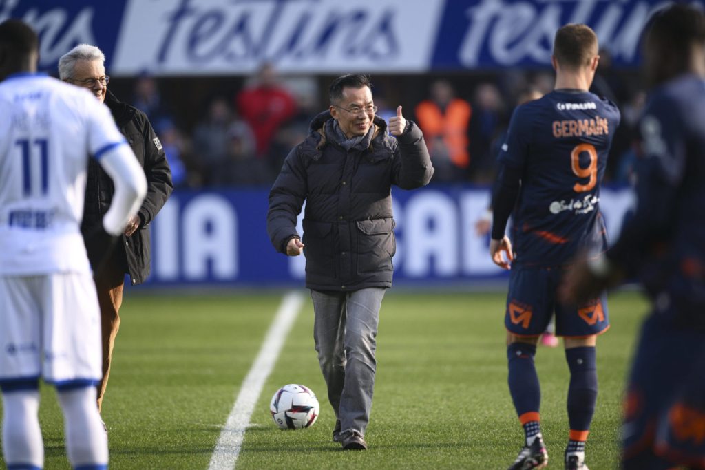 Chinesischer Botschafter stößt Fußballspiel in Paris an.
