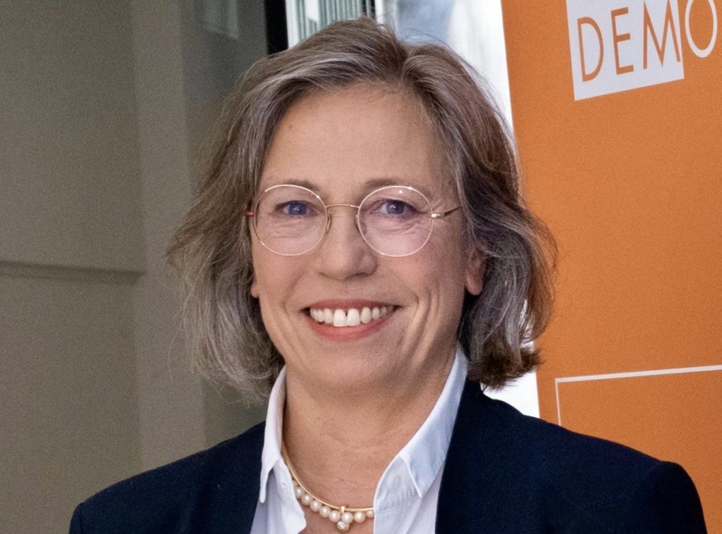 Porträtfoto von Sabine Thillaye mit Brille. 