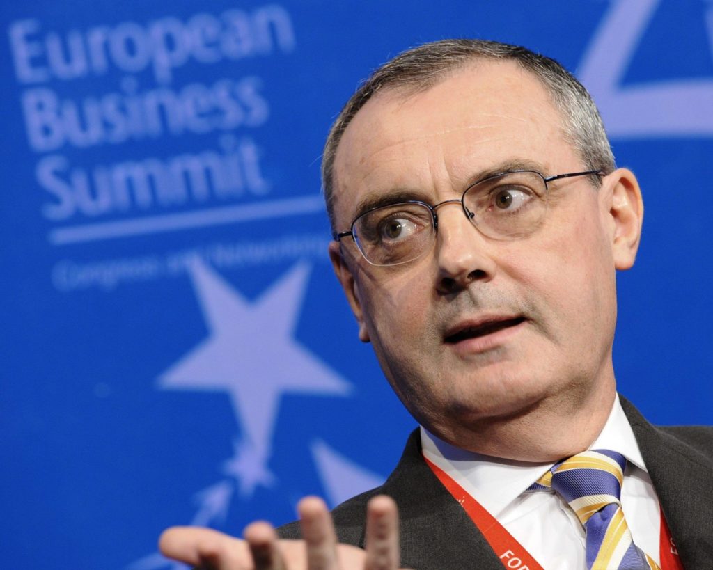 Porträtfoto von David O'Sullivan vor einer Wand des European Business Summit
