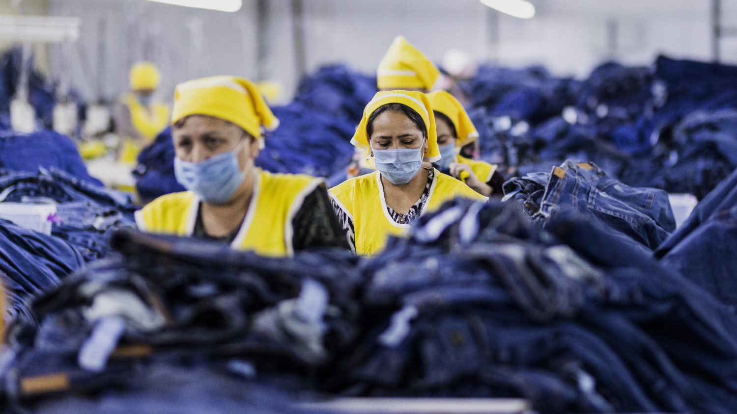 Delara Burkhardt: möchte Fast Fashion verbieten - hier zu sehen eine Jeans-Herstellungsfabrik in Samarkand.