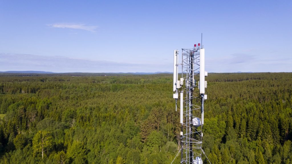 Mobilfunkmast im Wald