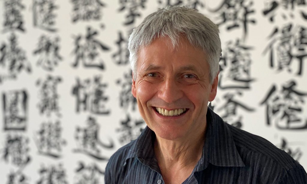 Andreas Schmid ist Künstler, Kurator, Experte für chinesische Gegenwartskunst und Dozent für chinesische Kalligrafie an der HfBK Dresden.
