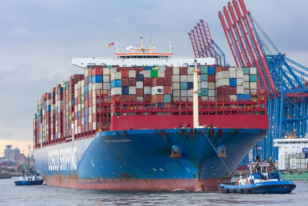 Cosco-Containerriese beim Anlegemanöver am Tollerort-Terminal: Der Einstieg des Konzerns ist immer noch offen.