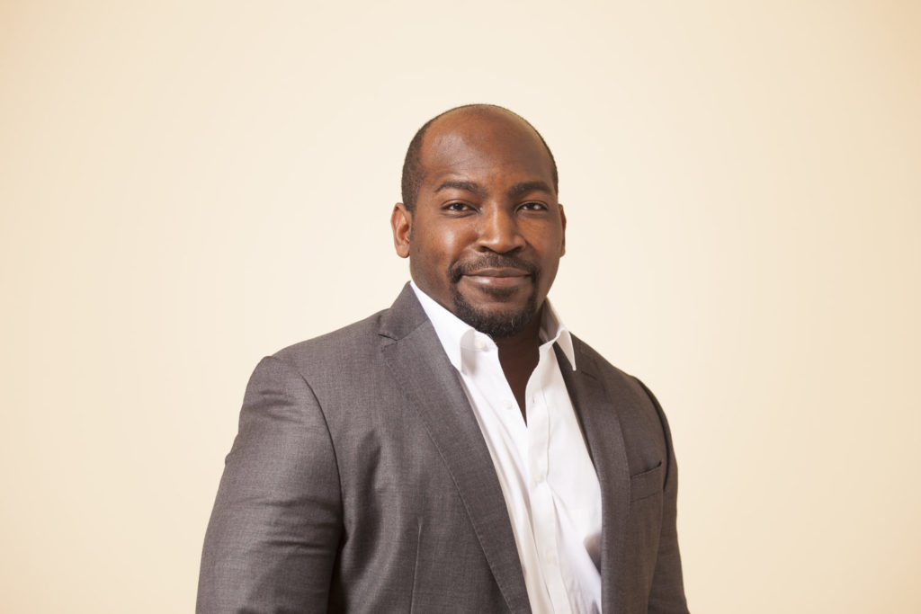 Harrison Mwilima: Afrikanischer Journalist in Berlin.