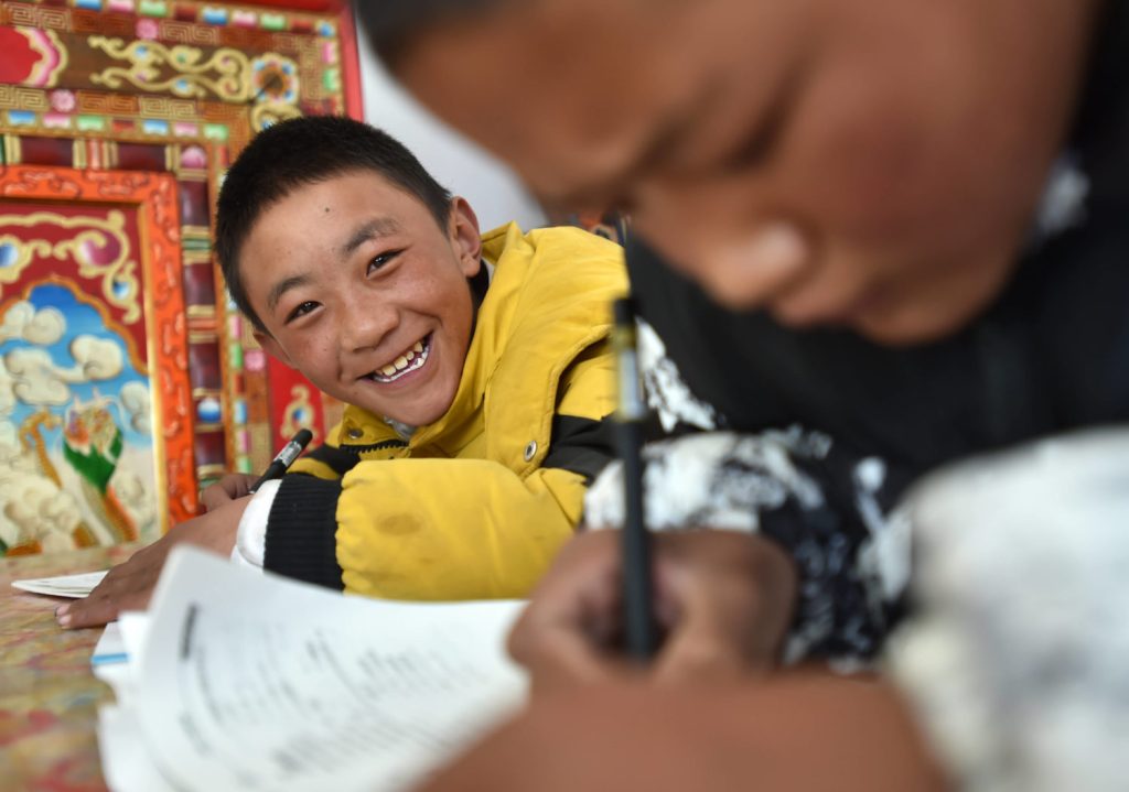 Kinder in Tibet bekommen immer weniger Chance, ihre Sprache zu sprechen.
