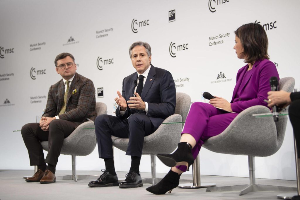 US-Außenminister Antony Blinken im Gespräch mit seinen Kollegen aus der Ukraine und Deutschland: Dmytro Kuleba und Annalena Baerbock. 