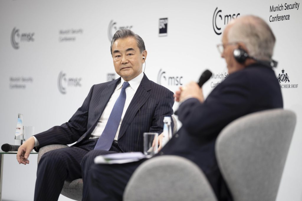 Münchner Sicherheitskonferenz: Chinas DiplomatWang Yi im Gespräch mit Wolfgang Ischinger.