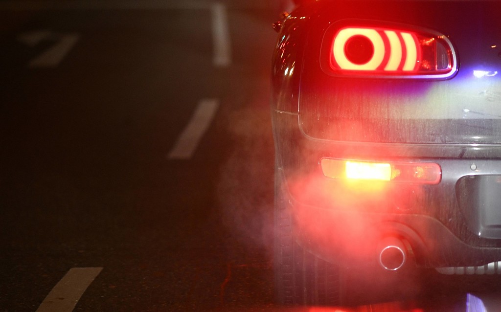 Auto Auspuff Emissionen CO2 Verbrenner Motor