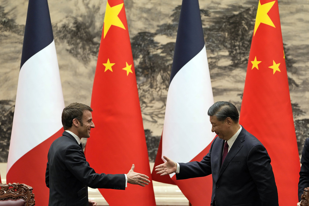 epa10561266 French President Emmanuel Macron (L) shakes hands with Chinese President Xi Jinping (R) after meeting the press at the Great Hall of the People in Beijing, China, 06 April 2023. EPA-EFE/Ng Han Guan / POOL