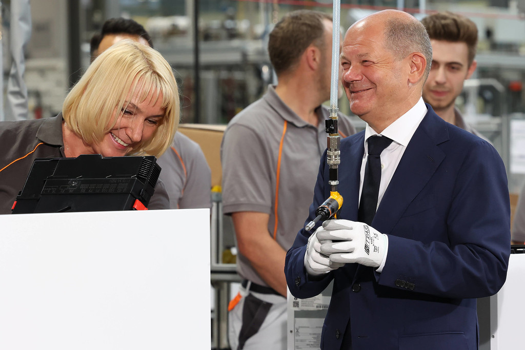 Wärmepumpen: Olaf Scholz besichtigt Viessmann-Herstellung