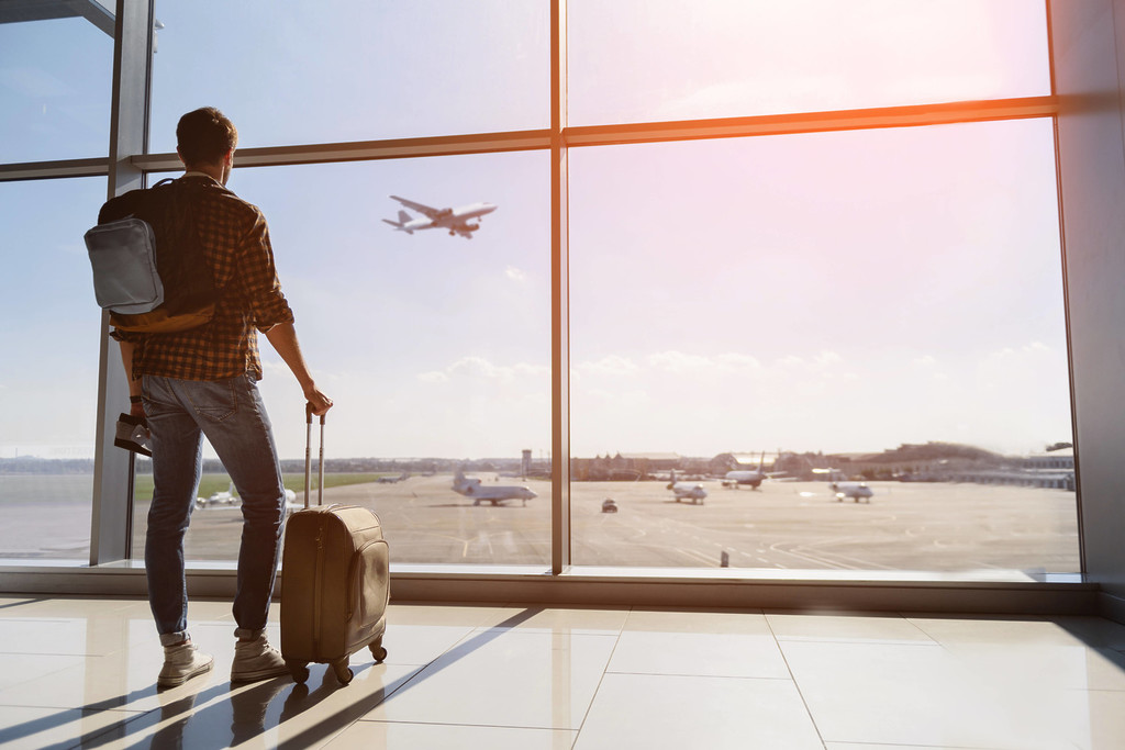 Mann am Flughafen