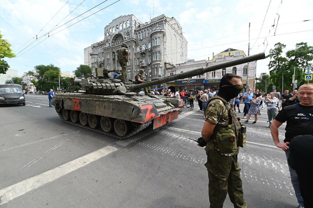 Wagner-Söldner in Rostow, wo sie die Militärverwaltung unter ihre Kontrolle gebracht haben.