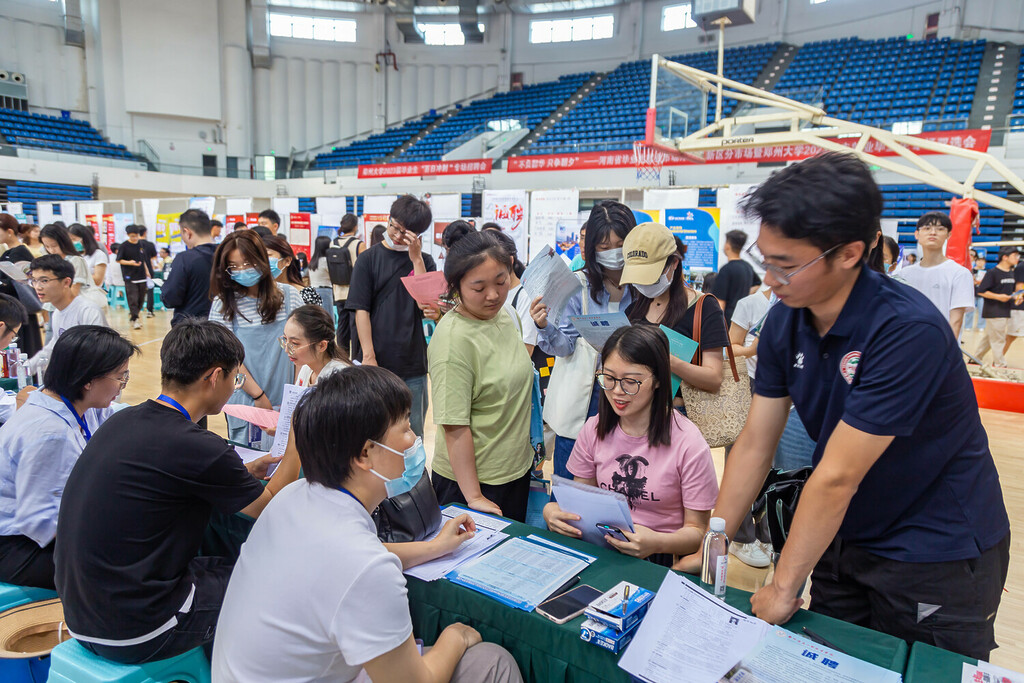 Jobmesse an der Zhenzhou Universität: Die hohe Arbeitslosigkeit unter jungen Chinesen bereitet der Regierung Sorgen 