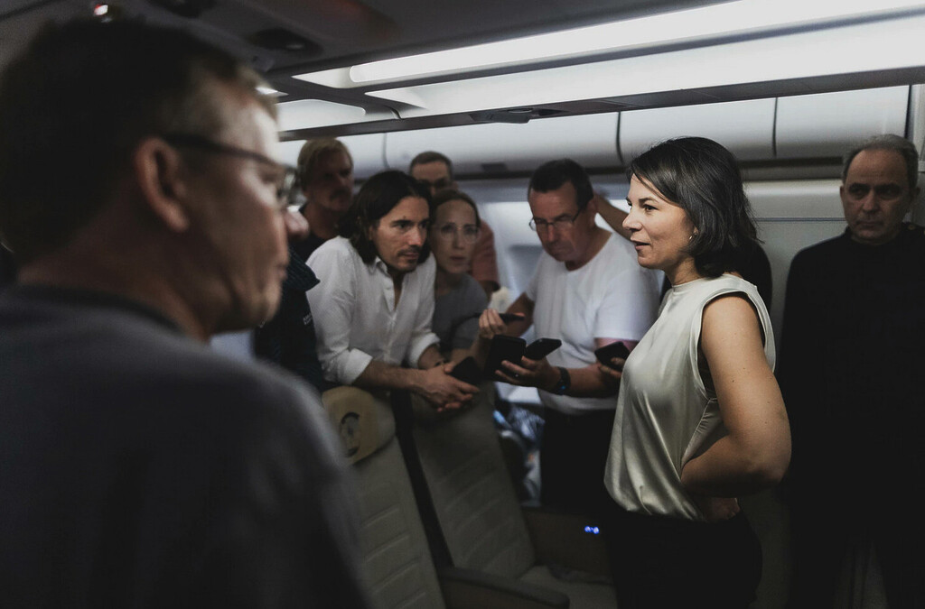 Annalena Baerbock Buendnis 90/Die Gruenen, Bundesaussenministerin, spricht zu mitreisenden Journalisten und Journalistinnen nach dem erneuten Defekt an der Regierungsmaschine A340 waehrend der Rueckkehr nach Abu Dhabi, 15.08.2023. Durch einen unplanmaessigen Stopp in Abu Dhabi aufgrund eines technischen Problems an den Landeklappen des Flugzeugs verzoegerte sich die Weiterreise bereits um einen Tag. Das Flugzeug sollte Aussenministerin Baerbock zu einer mehrtaegigen Delegationsreise nach Australien, Neuseeland und Fidschi bringen. Abu Dhabi Vereinigte Arabische Emirate *** Annalena Baerbock Buendnis 90 Die Gruenen , German Foreign Minister, speaks to journalists traveling with her after another defect on the government plane A340 during Copyright: xFlorianxGaertnerx
