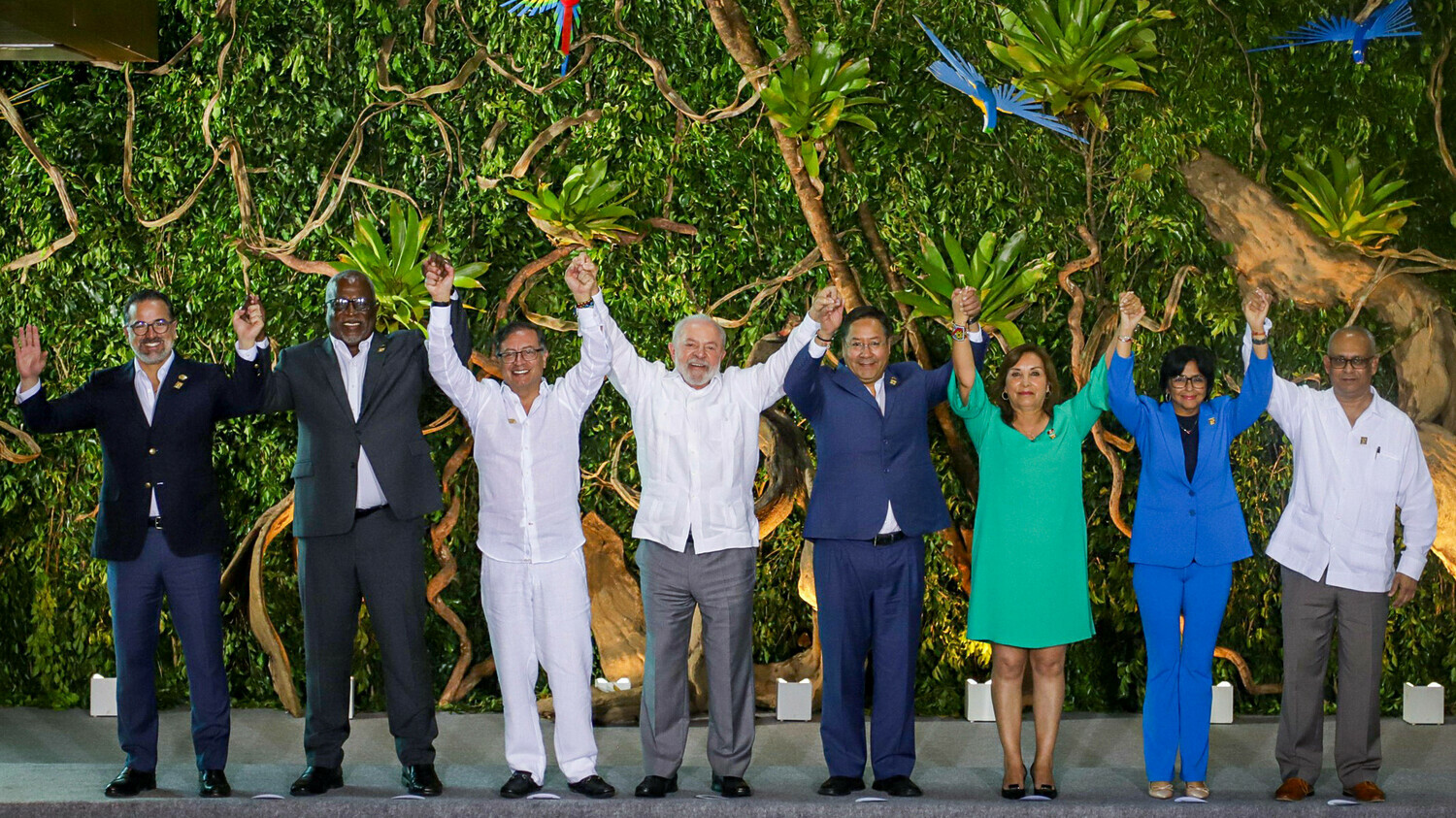 Ecuadors Außeminister Gustavo Manrique, Guayanas Premierminister Mark Phillips, Kolumbiens Präsiden Gustavo Petro, Brasiliens Präsident Luiz Inacio Lula da Silca, Boliviens Präsident Luis Acre, Preus Präsidentin Dina Boluarte, Venezuelas Vize-Präsidentin Delcy Rodriguez und Surinams Außenminister Albert Ramdin