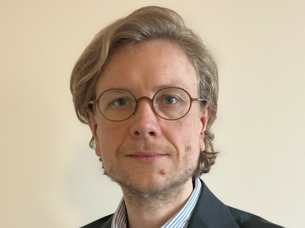 Porträtfoto eines Mannes mit Brille, der in die Kamera schaut: Steffen Menzel