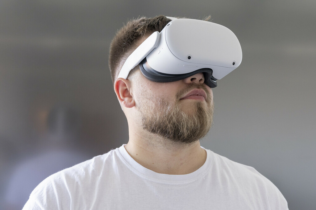 Schüler an der ITECH mit VR Brille