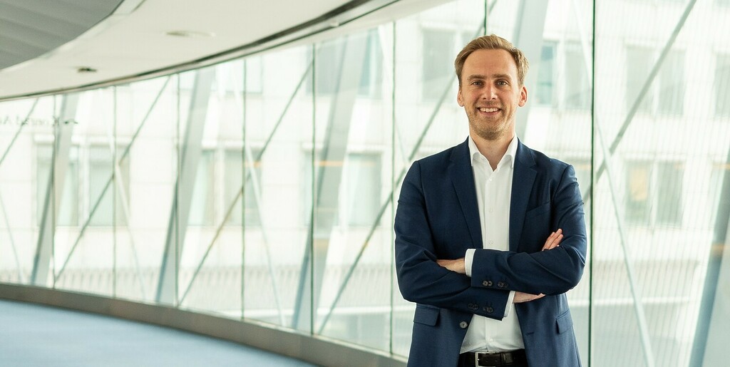 Digital-Enthusiast mit Schwerpunkt auf KI, Daten und dem digitalen Wandel in der EU. Faible für interinstitutionelle Reformen der EU und die Agenda für bessere Rechtsetzung. Studium der Politik- und Rechtswissenschaften mit den Schwerpunkten Sicherheitsstudien und Analyse der Außenpolitik sowie Verfassungs- und Europarecht. Studium der Politikwissenschaft (B.A.) an der Universität Bremen, der Rechtswissenschaften (Erstes Deutsches Staatsexamen / Dipl.-Jur.) an den Universitäten Freiburg / York / Münster und der Internationalen Beziehungen (M.Sc.) an der Universität Edinburgh. Startete ihre berufliche Laufbahn als wissenschaftliche Mitarbeiterin im Europabüro der Konrad-Adenauer-Stiftung in Brüssel, bevor sie Mitte 2017 als Büroleiterin und Beraterin für Digitalpolitik des Europaabgeordneten Axel Voss (EVP-Fraktion) ins Europäische Parlament wechselte. Mitglied des OECD.AI Expertennetzwerks seit 2021. Derzeit beteiligt an den politischen Verhandlungen über das KI-Gesetz, die KI-Haftungsrichtlinie, die eprivacy-Verordnung und die Überarbeitung der GDPR. Ausgezeichnet als "Bester MdEP-Assistent 2023" ("APA, der sich über seine Pflichten hinaus engagiert hat") und auf Platz 13 von "Politico's Power 40 - class 2023" ("Top-Influencer, die am effektivsten die Agenda in Politik, Öffentlichkeit und Interessenvertretung in Brüssel bestimmen")