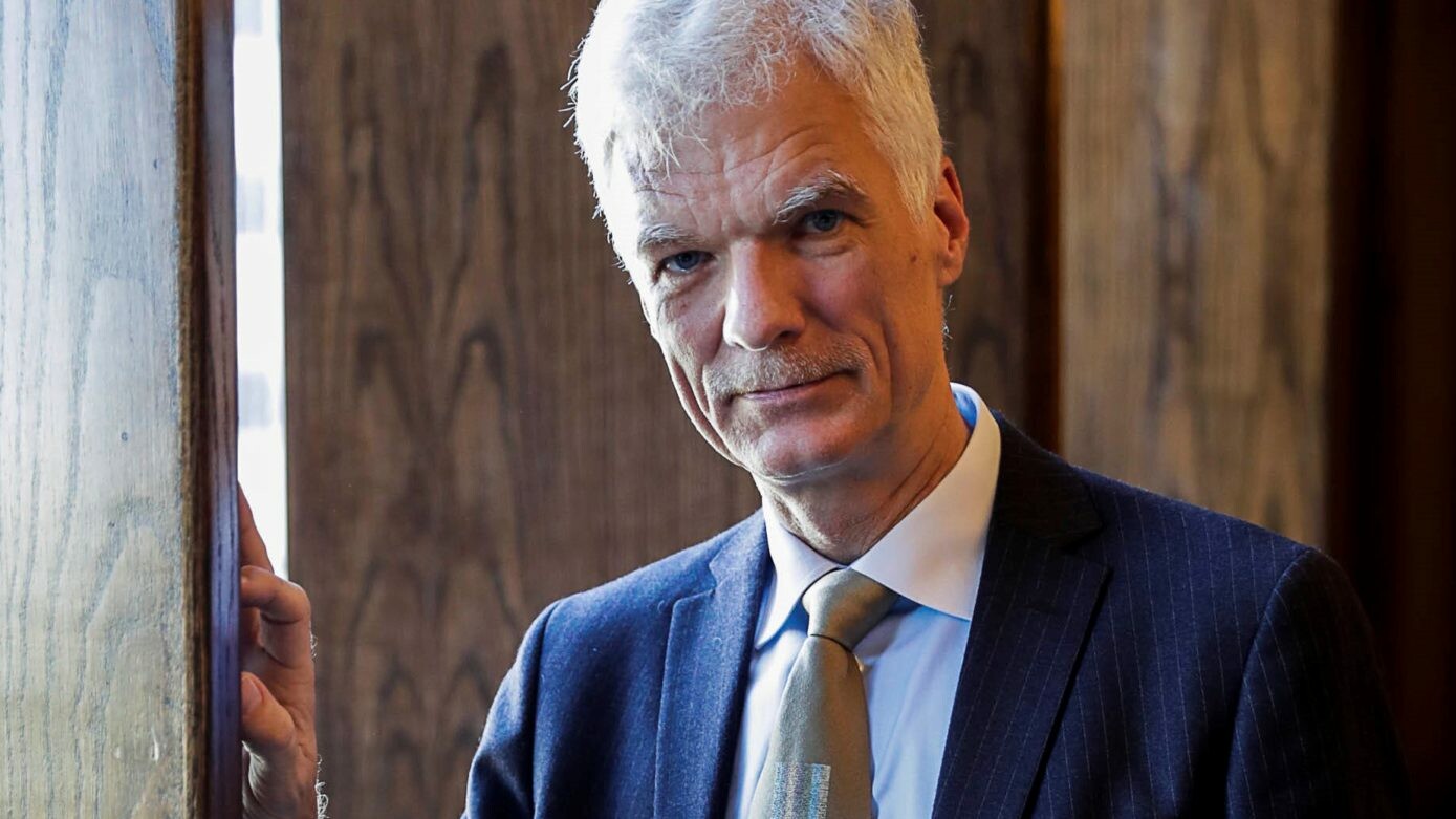 Man sieht Andreas Schleicher an einen Türrahmen gelehnt: Er spricht sich für mehr Flexibilität von Schulplänen aus.