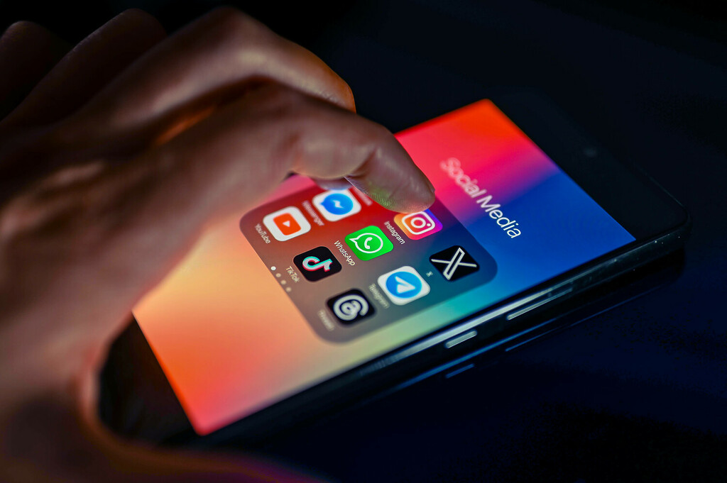 Social Media App Photo Illustration Close - up finger pointing to Instagram mobile app displayed on a smartphone screen alongside that of X,Whatsapp,Facebook,TikTok,Threads,Telegram, on August 15, 2023, in Brussels, Belgium. Photo illustration by Jonathan Raa/NurPhoto Brussels Belgium PUBLICATIONxNOTxINxFRA Copyright: xJonathanxRaax originalFilename: raa-socialme230815_npHm1.jpg