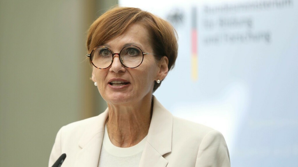 Bundesforschungsministerin Bettina Stark-Watzinger spricht auf einer Veranstaltung.